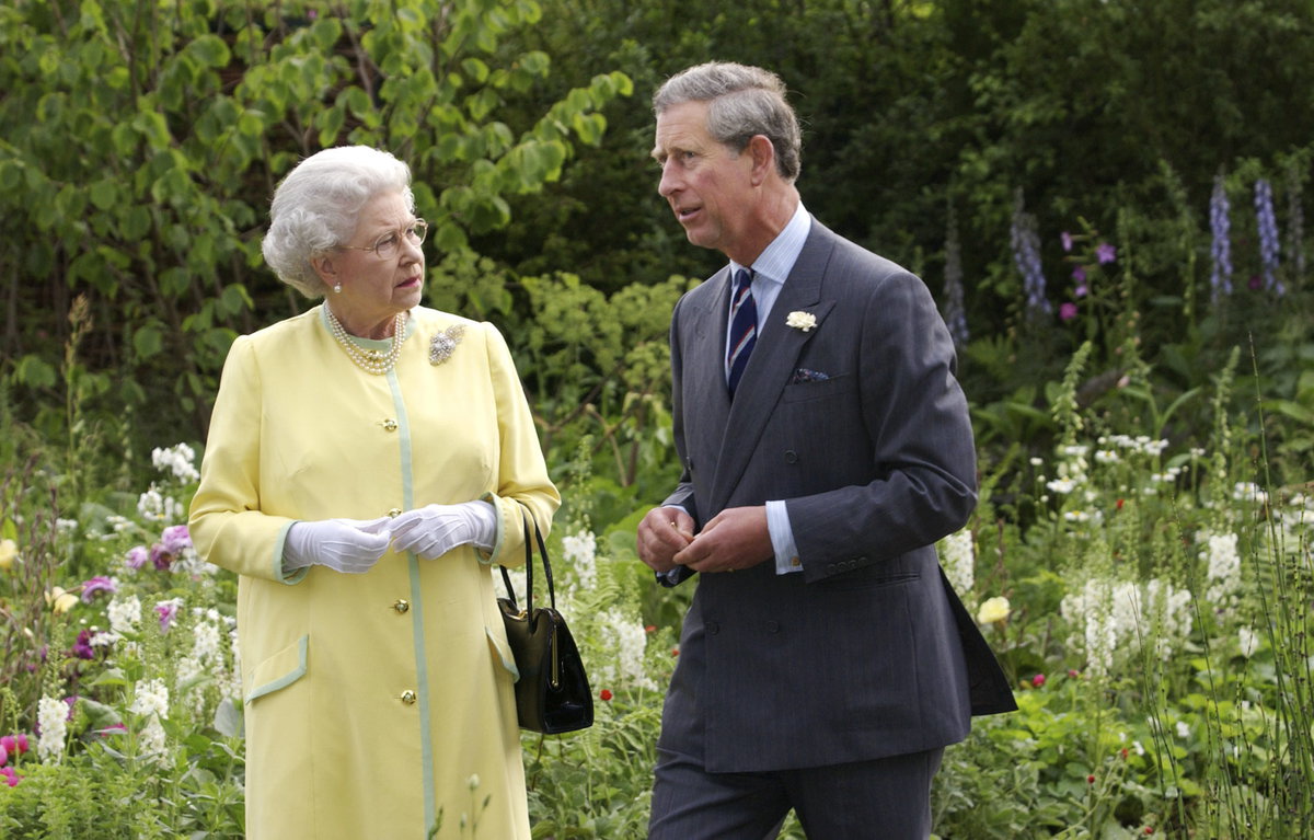 Queen Elizabeth und Prinz Charles als sie etwas jünger waren.