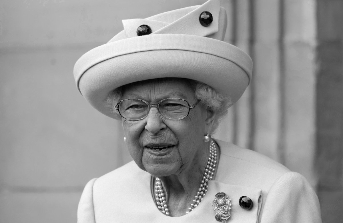 Queen Elizabeth II. in schwarz weiß