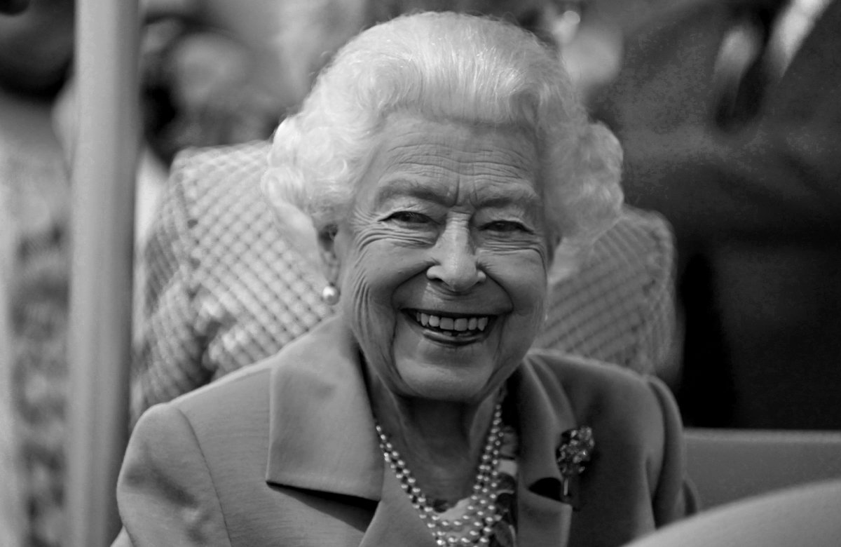 Queen Elizabeth in schwarz weiß lächelt