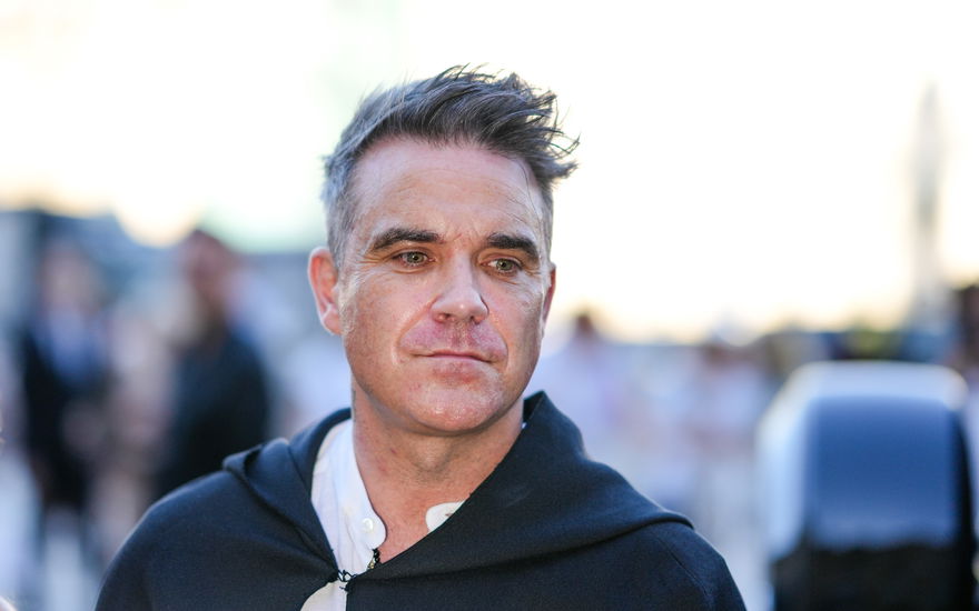 Robbie Williams schaut nachdenklich