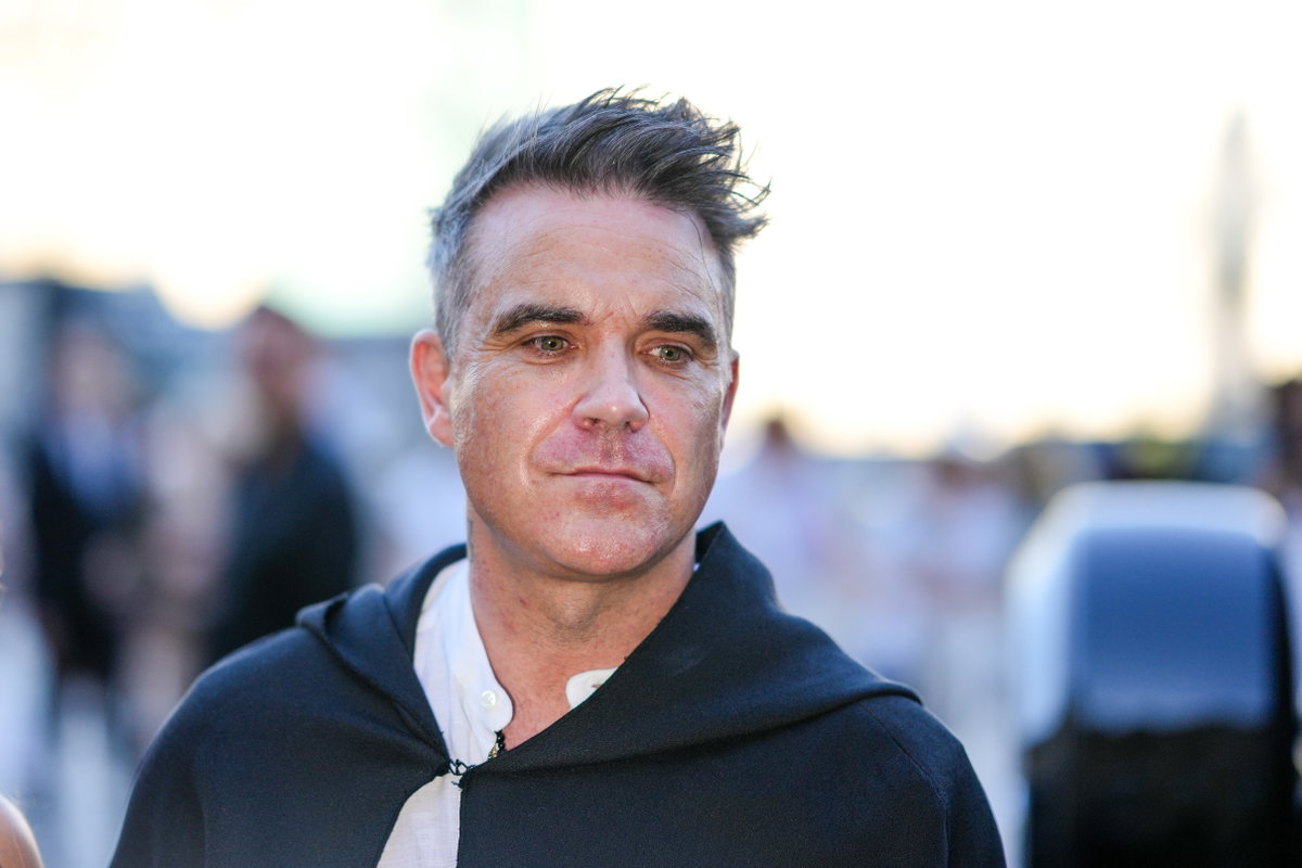 Robbie Williams schaut nachdenklich