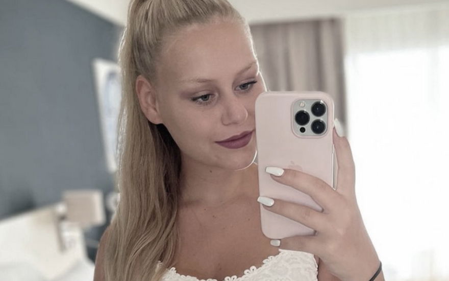 Sarah-Jane macht ein Selfie vor dem Spiegel