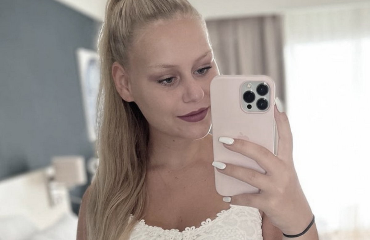 Sarah-Jane macht ein Selfie vor dem Spiegel