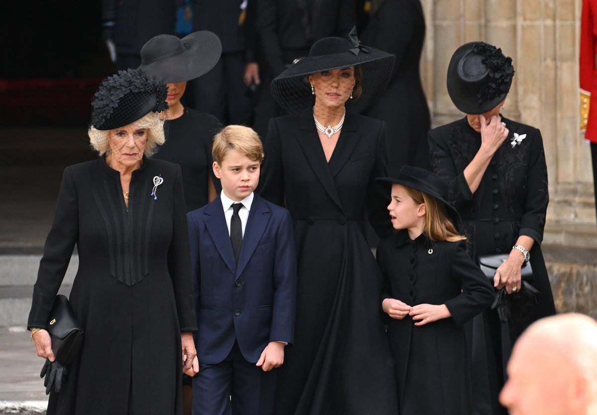 Camilla, Prinz George, Herzogin Kate und Prinzessin Charlotte beim Staatsbegräbnis der Queen am 19.9.2022