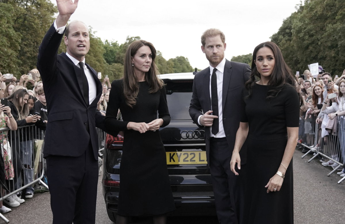 William winkt und Kate, Meghan und Harry stehen neben ihm