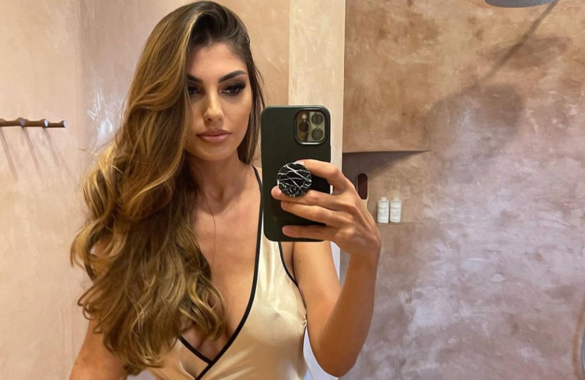 Yeliz Koc posiert vorm Spiegel