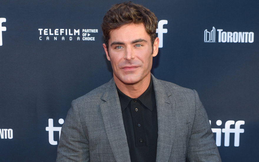 Zac Efron guckt ernst