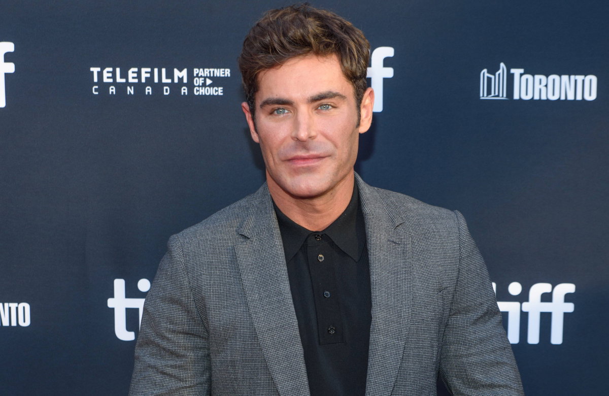 Zac Efron guckt ernst