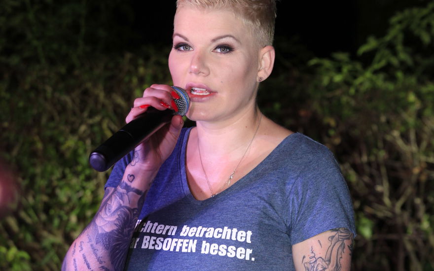 Melanie Müller mit einem Mikro