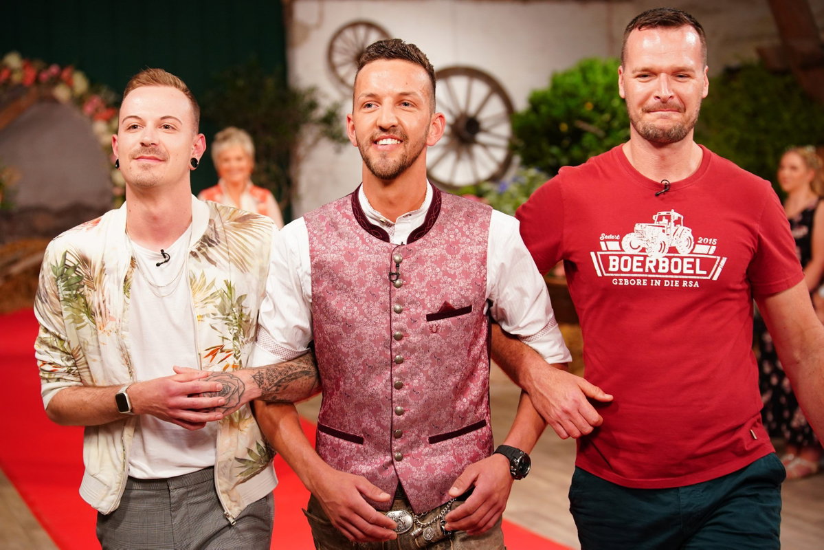 "Bauer sucht Frau" 2022: Michael Kaufmann mit seinen Anwärtern Aron und Jan Hendrik beim Scheunenfest
