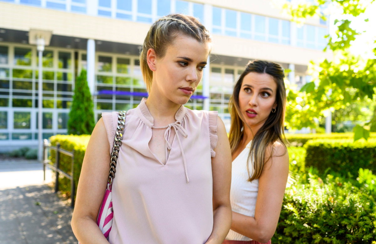 Jill und Chiara schauen besorgt