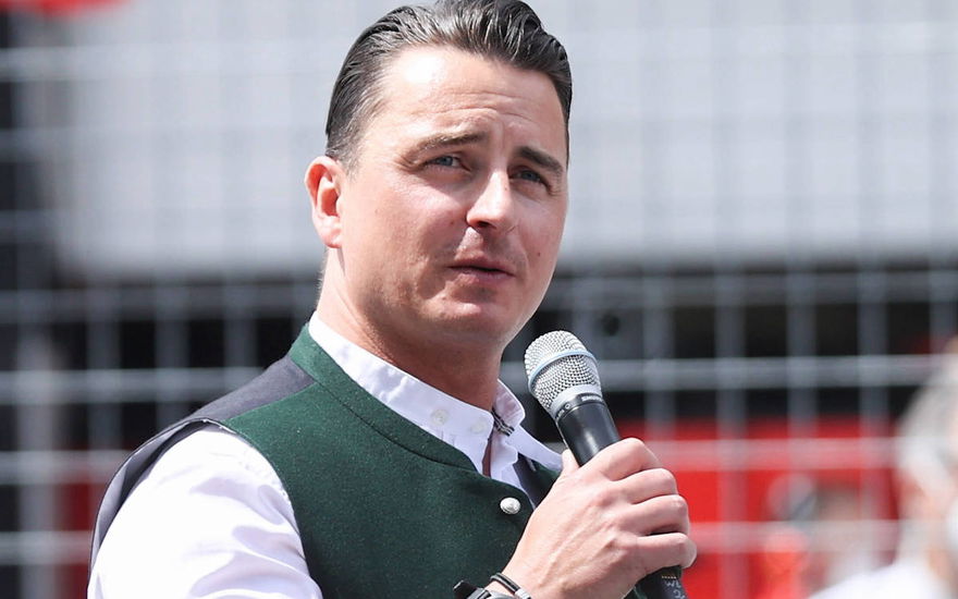 Andreas Gabalier guckt skeptisch auf der Bühne.