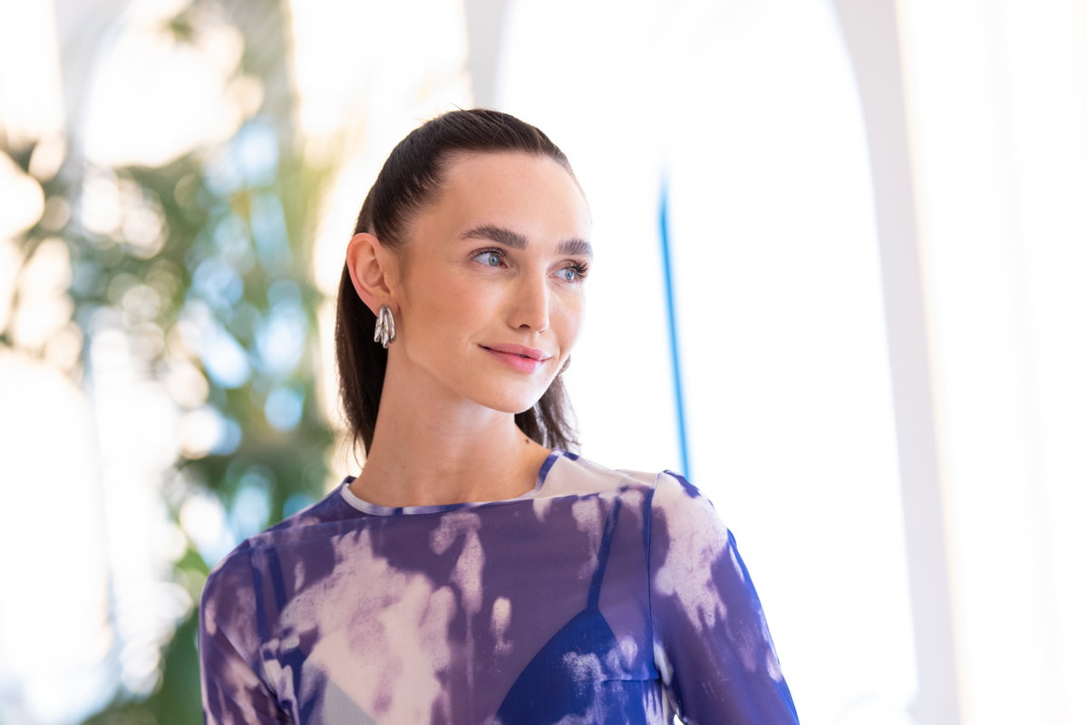 Anna Adamyan schaut zur Seite