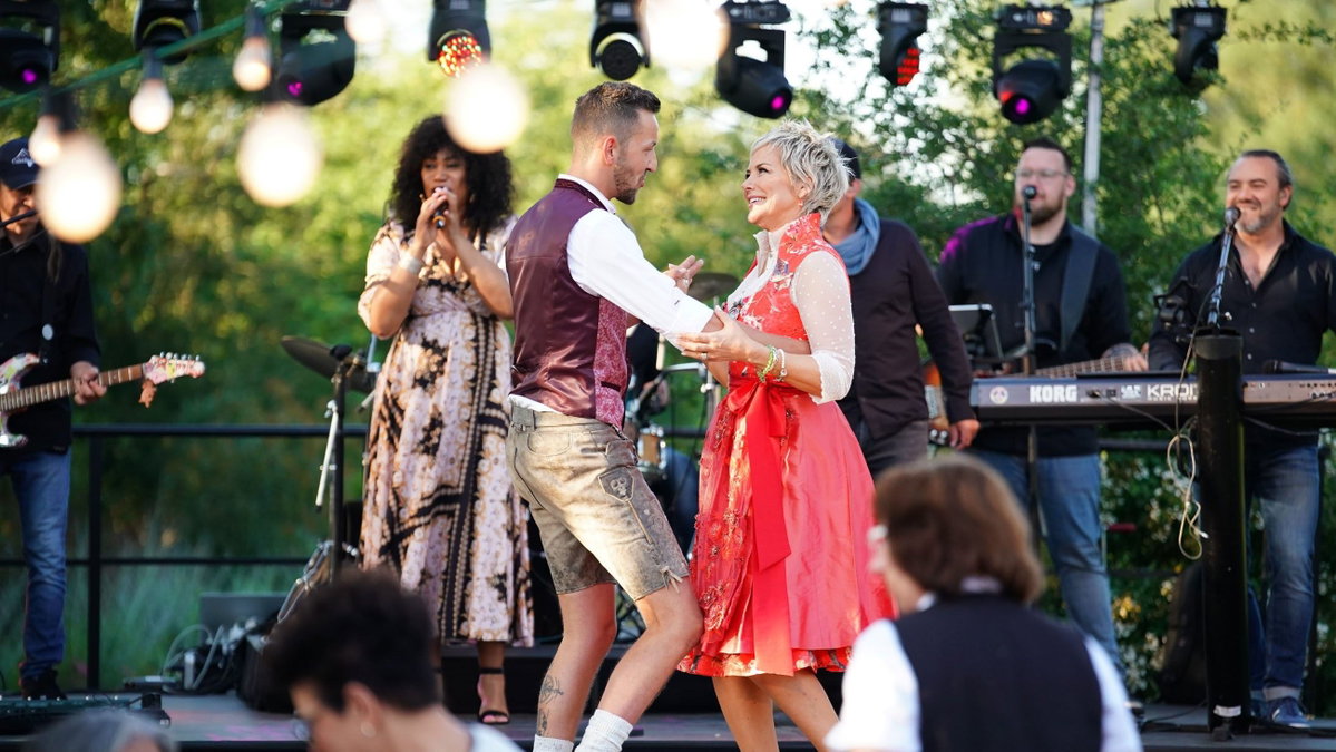 "Bauer sucht Frau" 2022: Inka Bause tanzt mit Landwirt Michael K. beim Scheunenfest