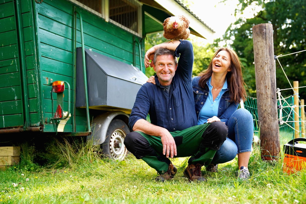 "Bauer sucht Frau" 2022 - Folge 6 - Mandy und Michael N. haben Spaß mit einem Huhn