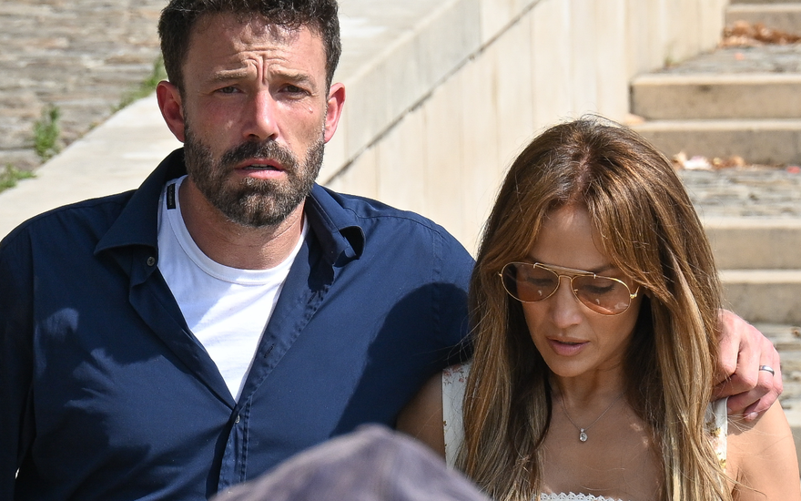 Ben Affleck und Jennifer Lopez schauen ernst
