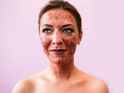 Fruchtsäure-Peeling: Dieses Treatment bekämpft Falten, Pickel und Co. in 90 Sekunden 