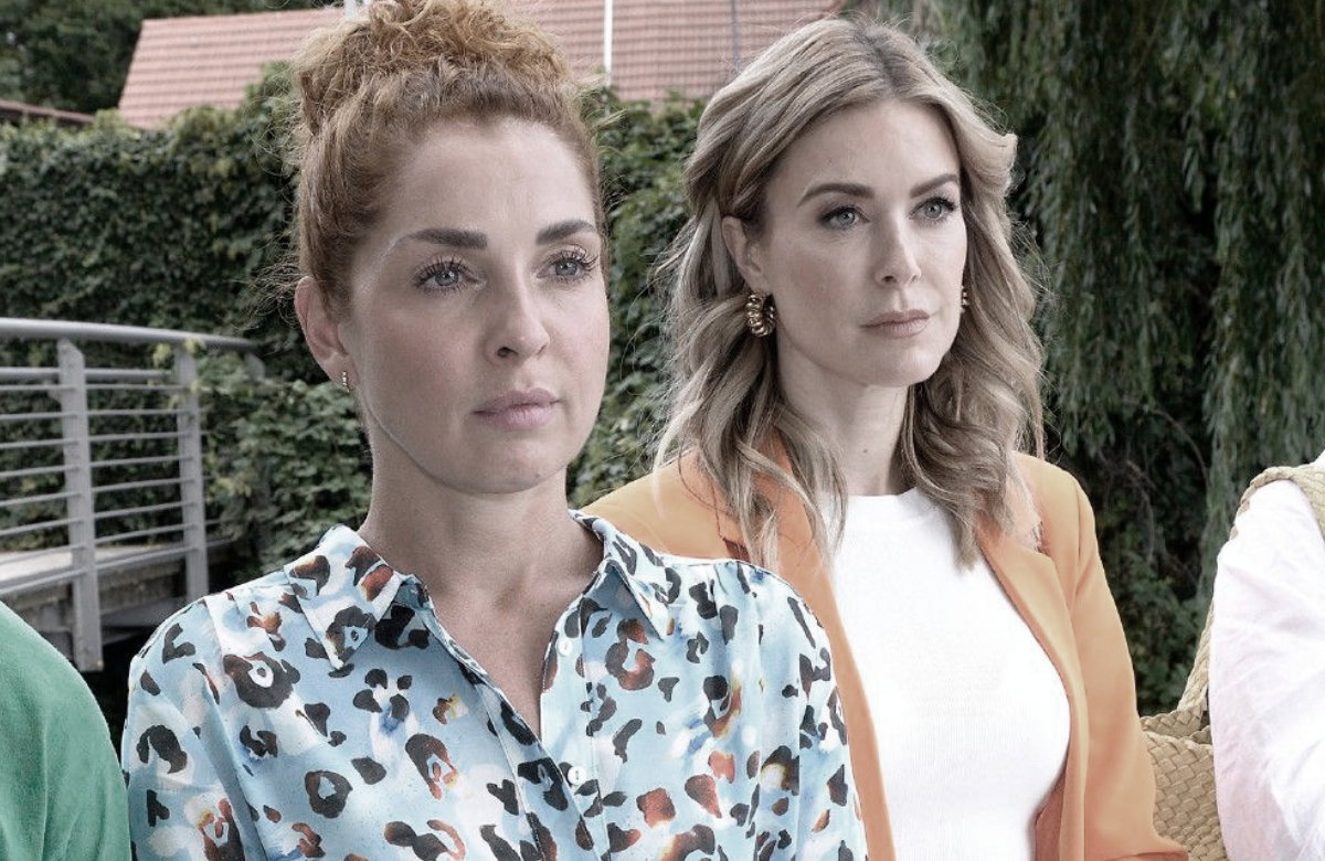 Nina und Jessica gucken bei GZSZ traurig