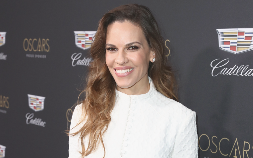 Hilary Swank strahlt mit Lockenmähne