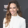 Baby Nummer drei mit 52 Jahren: Das steckt hinter Hilary Swanks spätem Mama-Glück