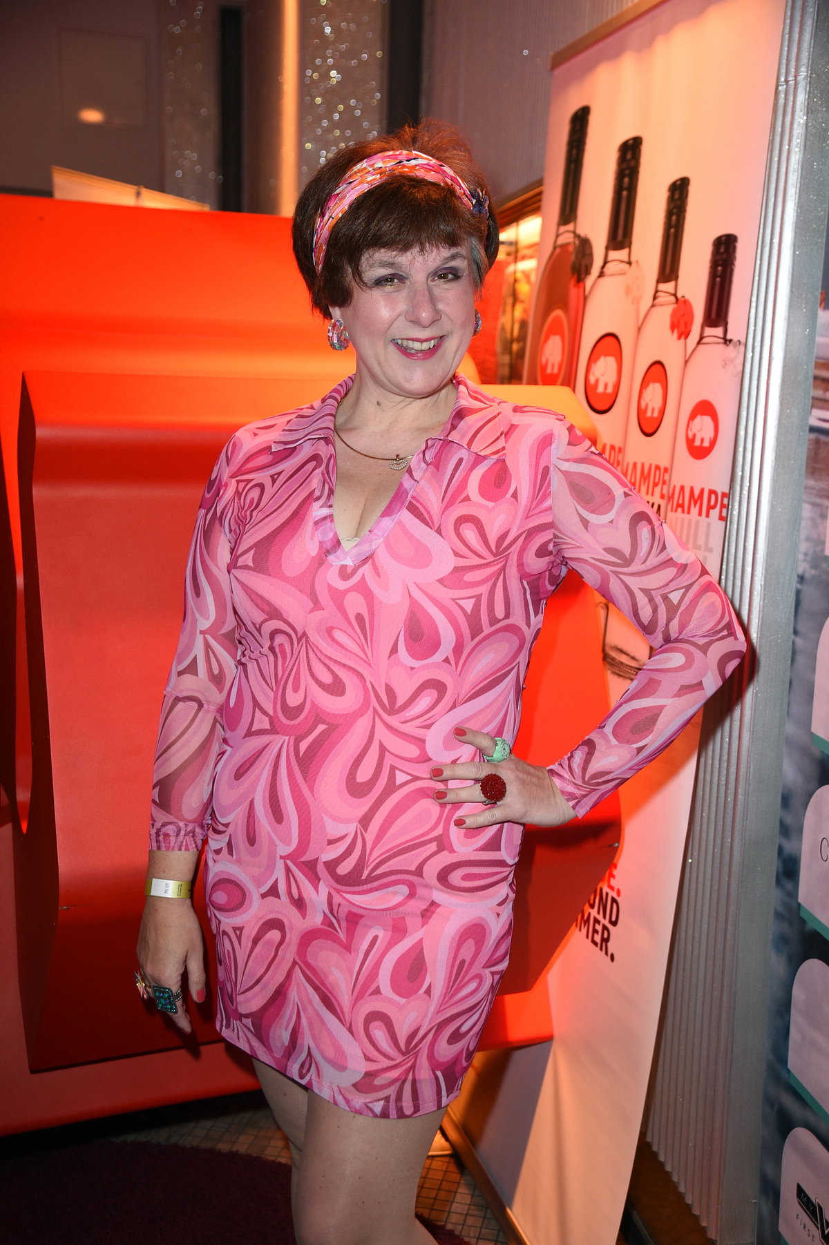 Iris Abel posiert im pinken Kleid