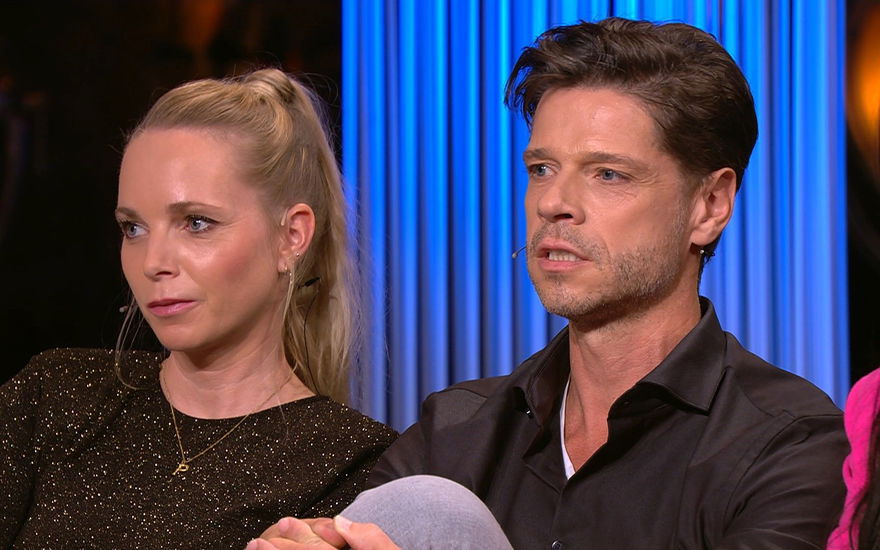 Katharina und Stephen Dürr sitzen nebeneinander auf der Couch.
