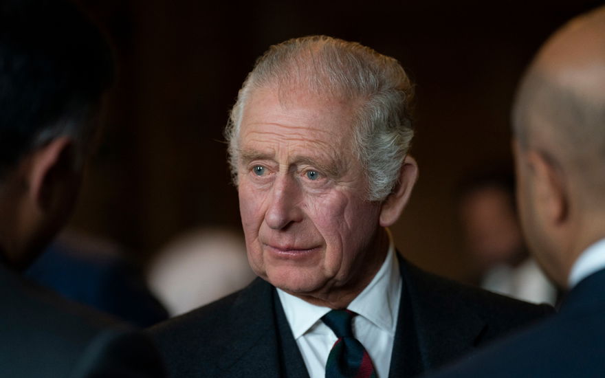 König Charles schaut traurig