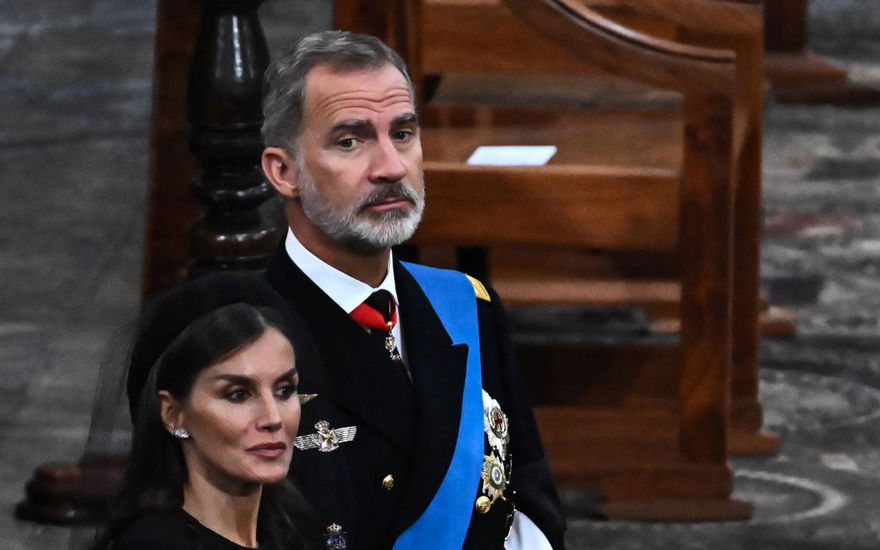 König Felipe und Königin Letizia schauen ernst