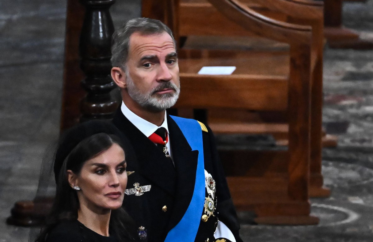 König Felipe und Königin Letizia schauen ernst