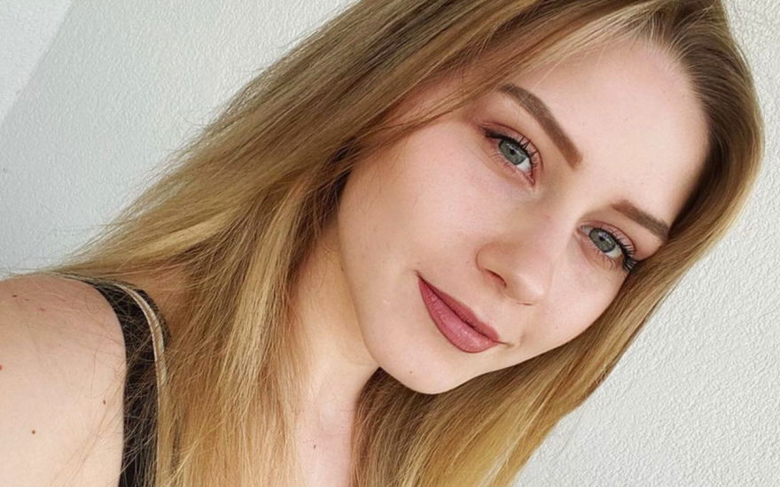 Loredana Wollny lächelt