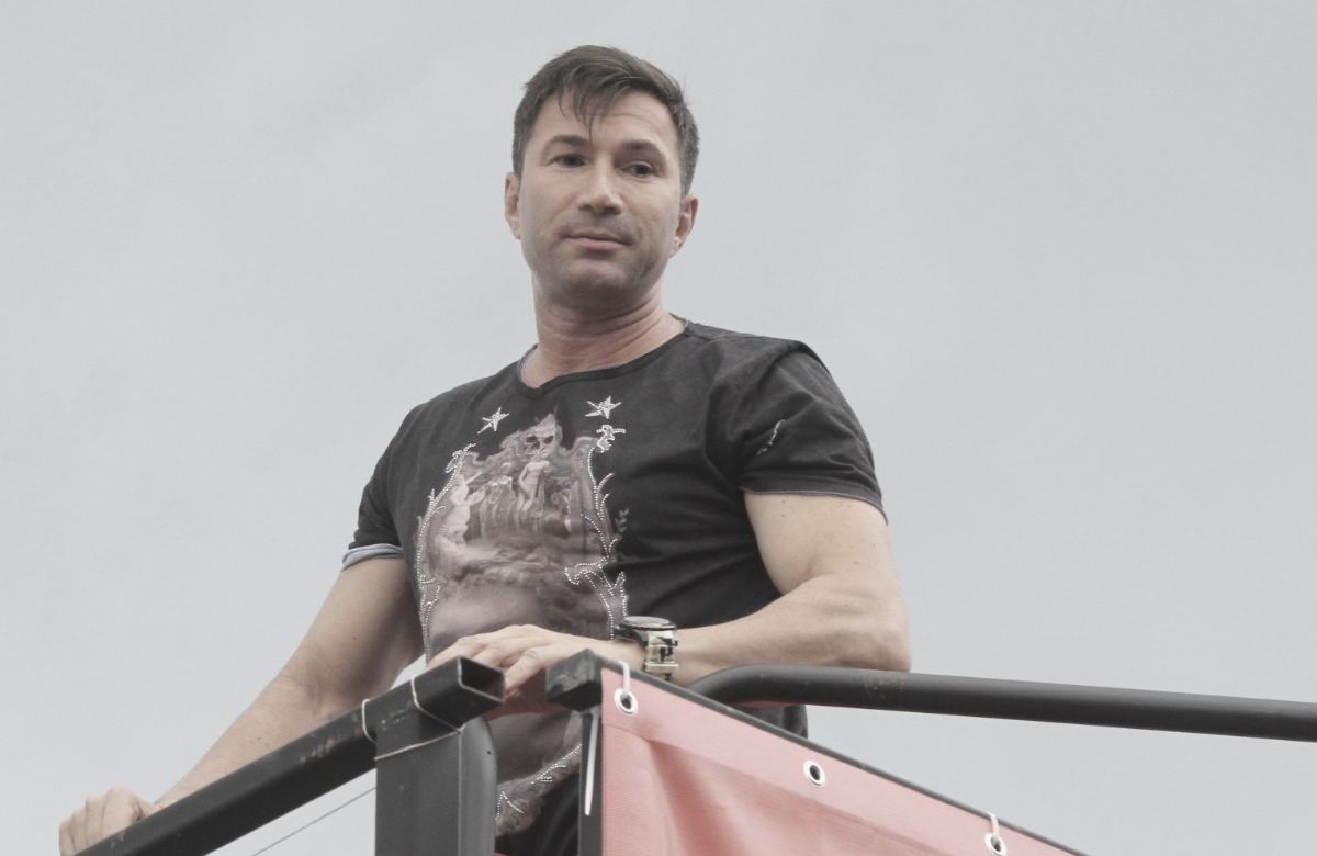 Lucas Cordalis guckt traurig nach unten