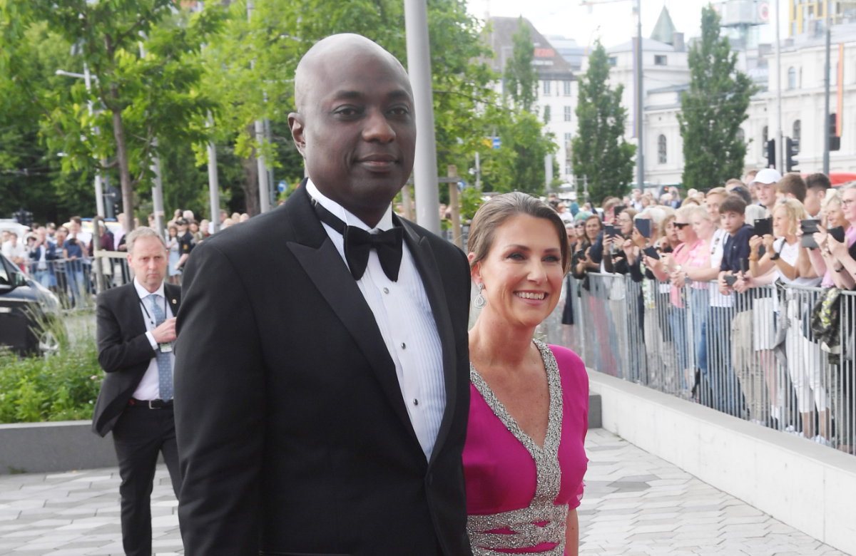 Märtha Louise von Norwegen und Durek Verrett lächeln