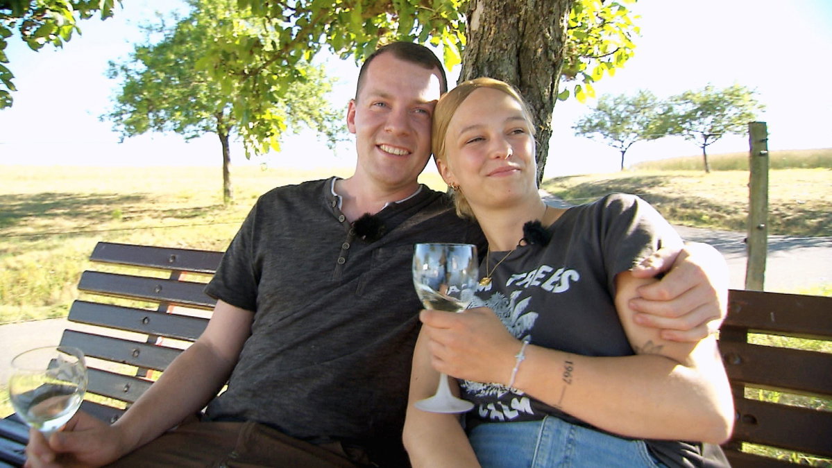"Bauer sucht Frau": Anna und Max kuscheln auf der Bank
