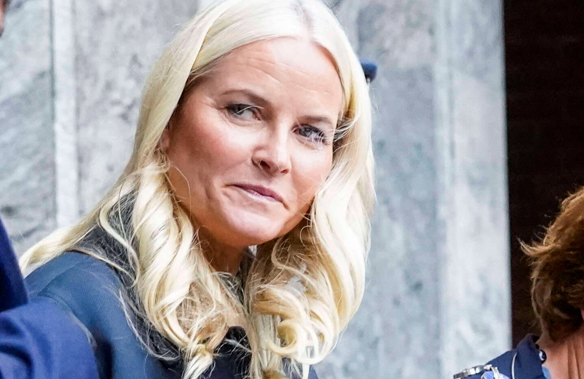 Mette-Marit von Norwegen schaut ernst