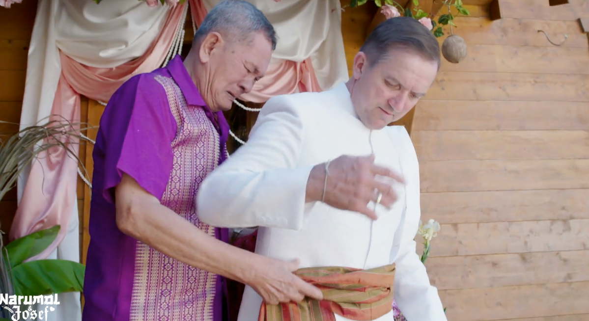 Narumols & Josefs thailändische Hochzeit - Vater weint wegen verstorbener Mutter