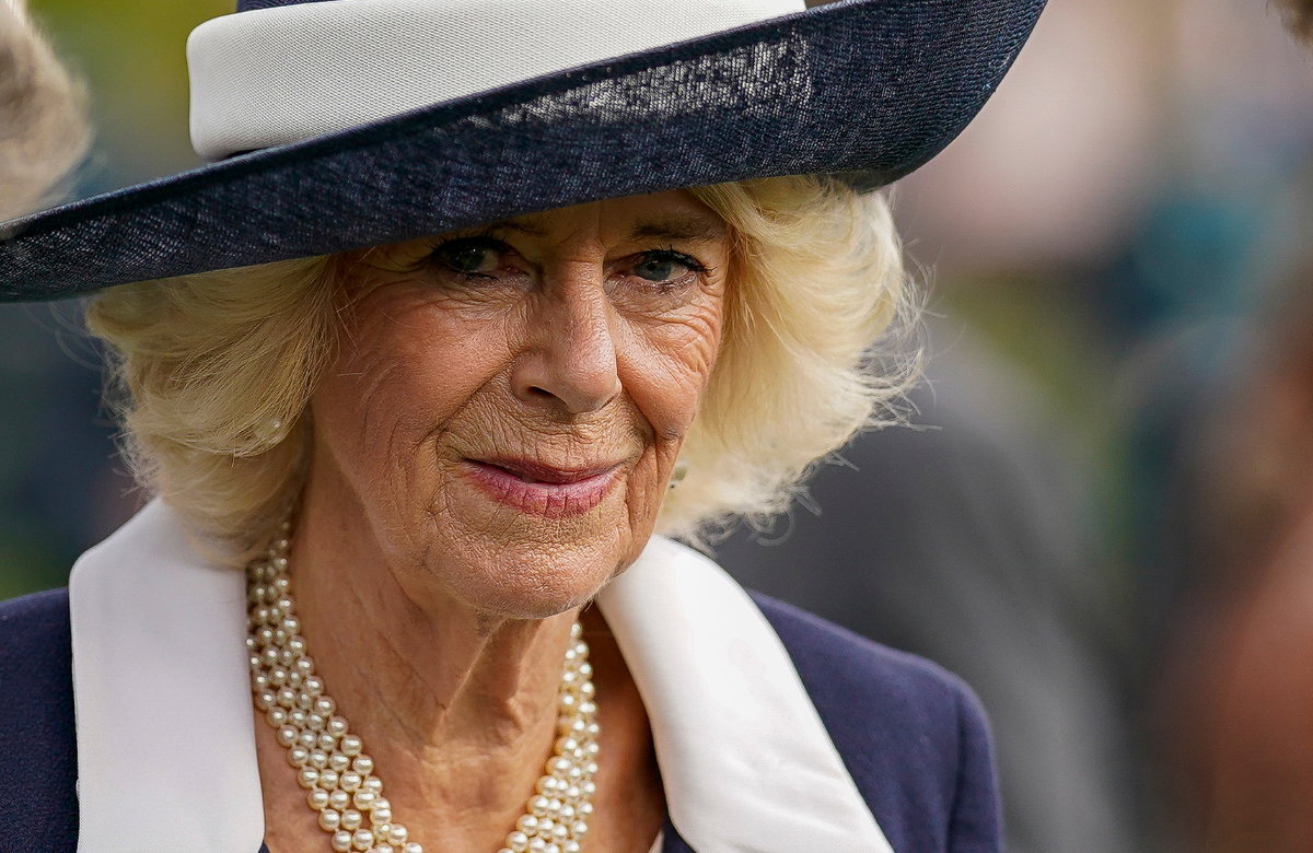 Queen Consort Camilla schaut unsicher