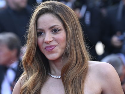 Shakira liebt "Emily in Paris"-Star Lucien Laviscount - Freunde haben bösen Verdacht