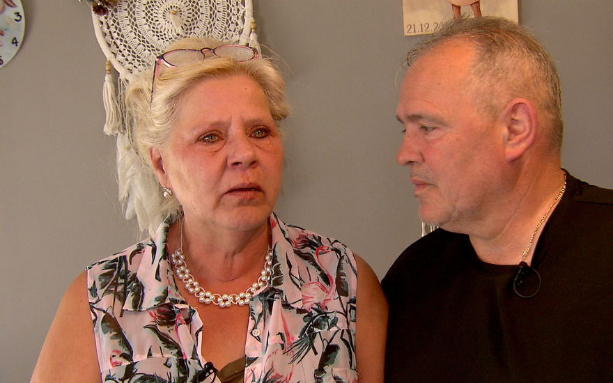 Silvia Wollny weint, Harald steht neben ihr