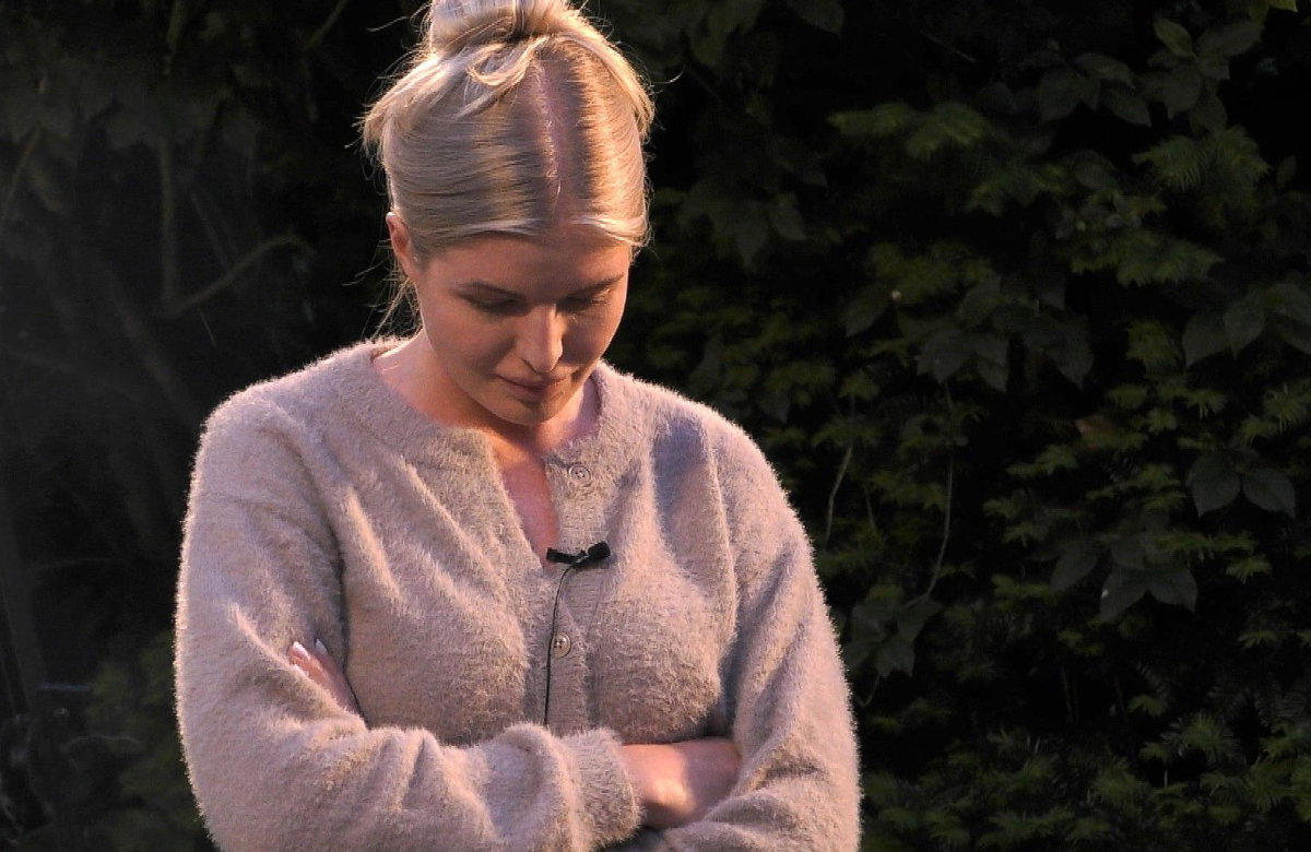 Antonia Hemmer guckt traurig nach unten und hat verschränkte Arme im "Sommerhaus der Stars"
