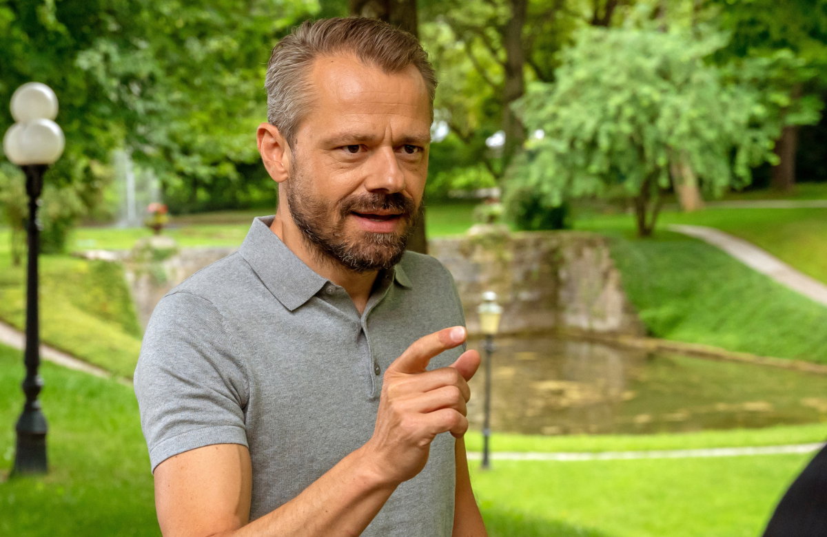 Sturm der Liebe Erik gestikuliert