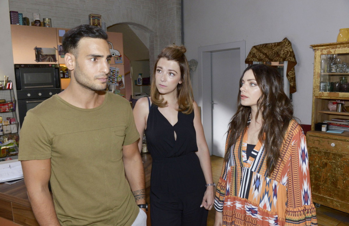 Nihat steht zwischen Lilly und Emily