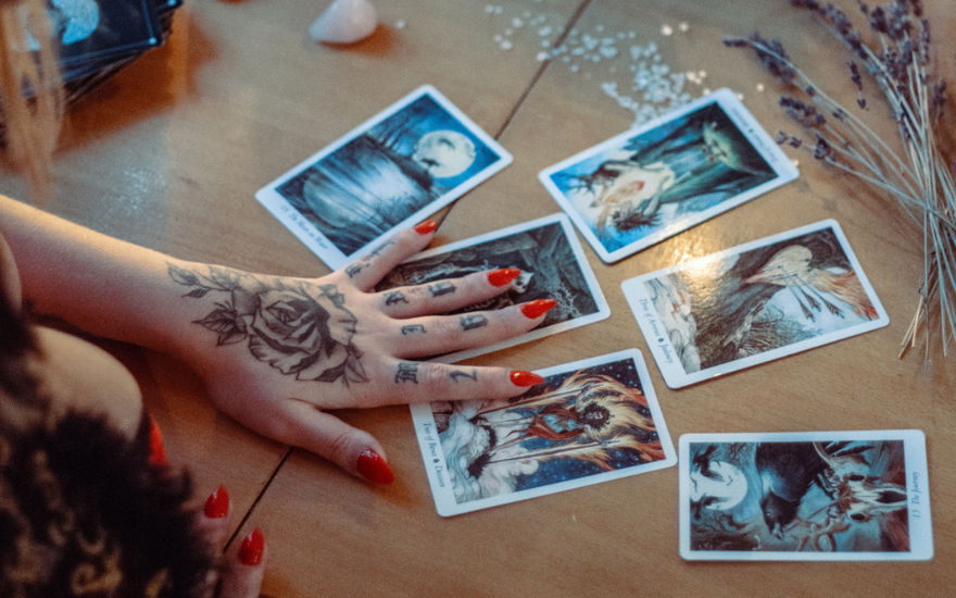 Tarotkarten legen lernen: Was dir das Orakel über dich selbst verraten kann