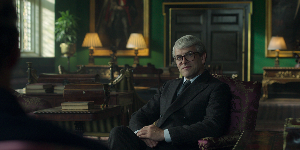 Wollte Charles die Queen stürzen? Johnny Lee Miller als John Major in "The Crown" Staffel 5