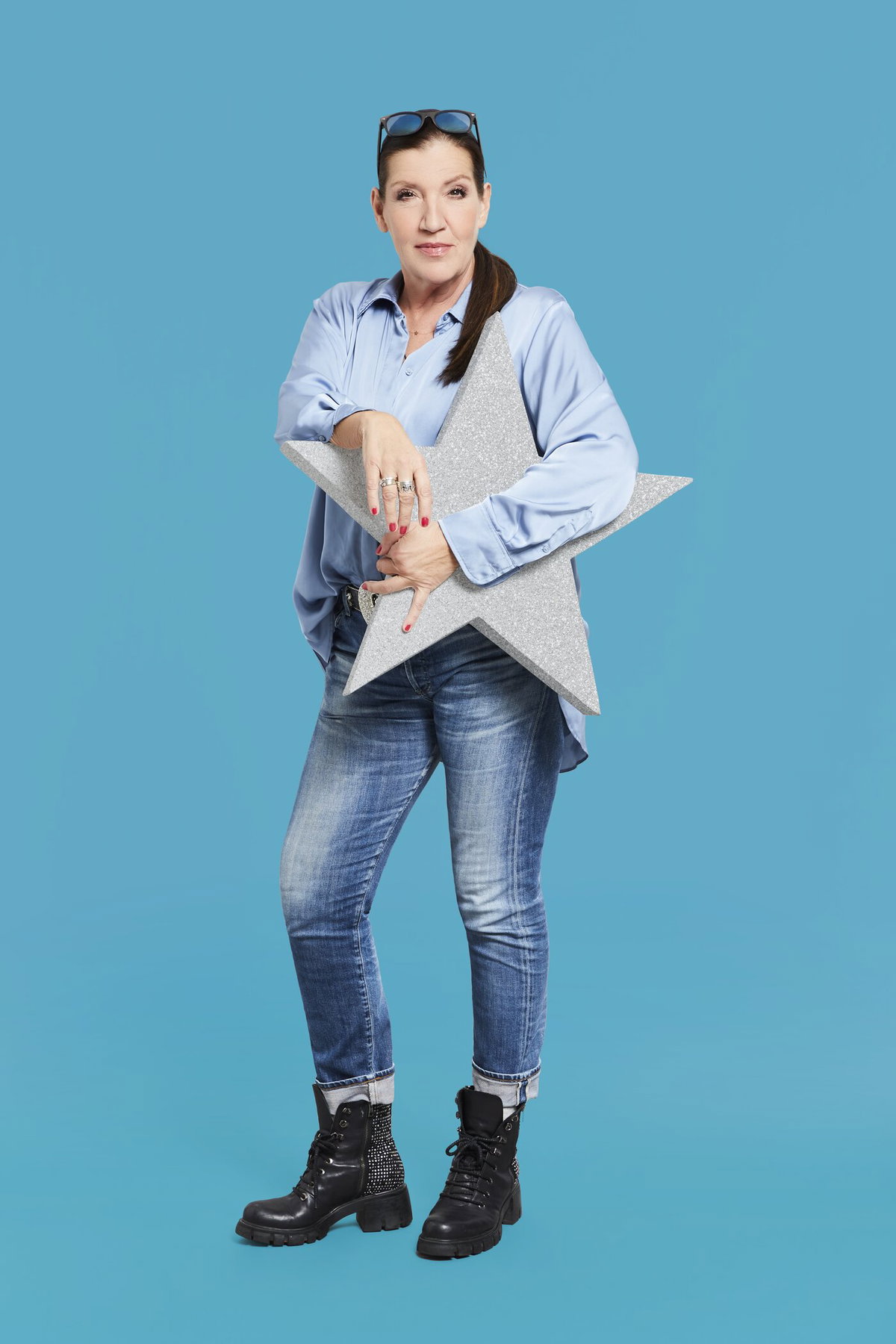 Katy Karrenbauer mit Stern in der Hand bei Promi Big Brother.