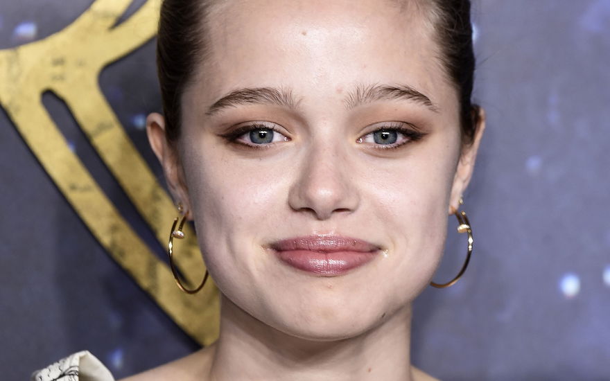 Shiloh Jolie-Pitt lächelt auf dem Roten Teppich