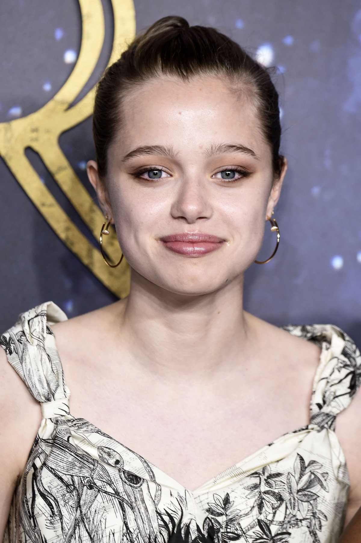Shiloh Jolie-Pitt lächelt auf dem Roten Teppich
