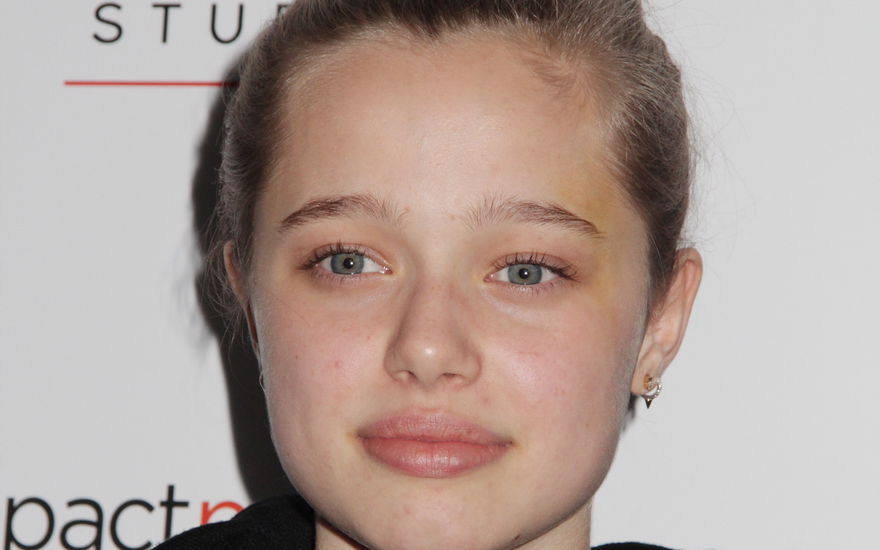 Shiloh Jolie-Pitt lächelt leicht