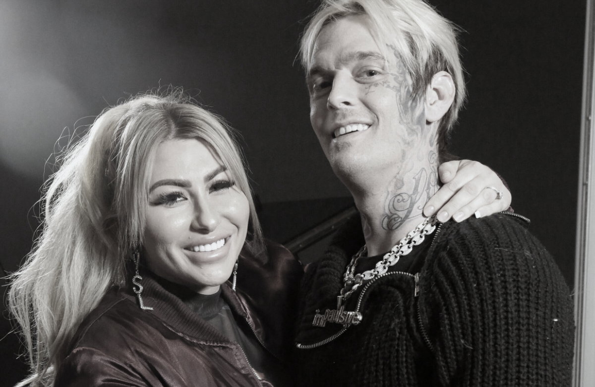 Aaron Carter und seine Freundin Melanie Martin in schwarz weiß.
