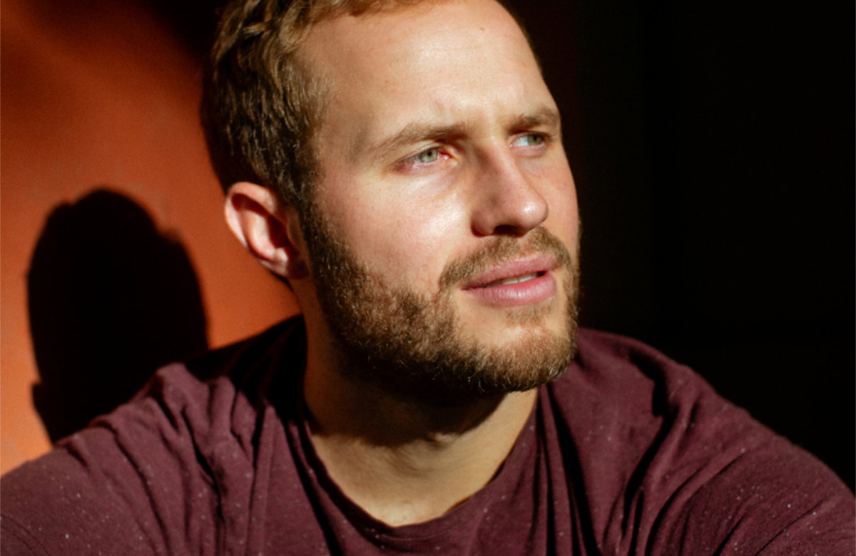 Arne Löber schaut nachdenklich in die Ferne