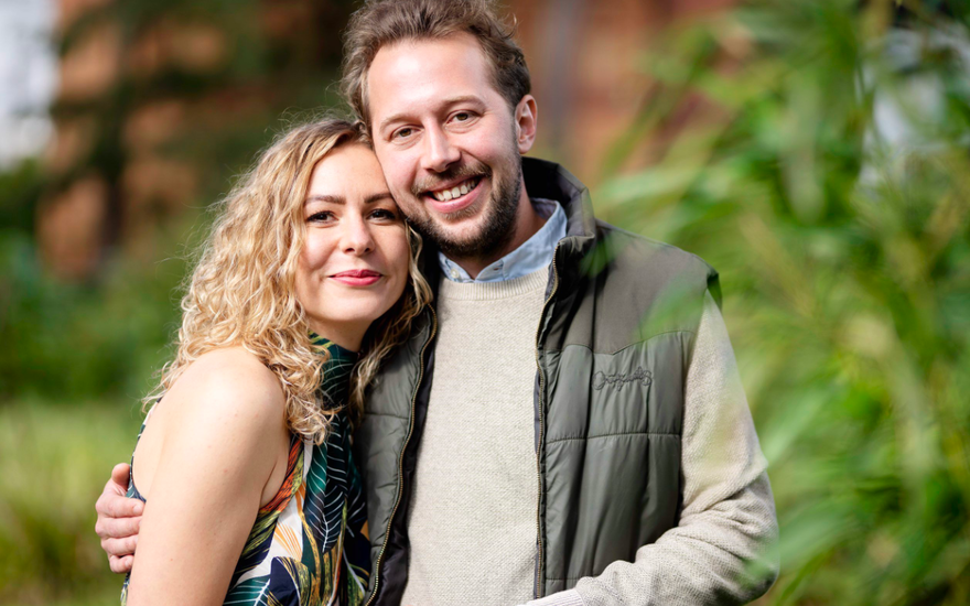Das "Bauer sucht Frau"-Paar Antje und Arne lächeln Arm in Arm in die Kamera.